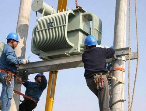 小容量油浸式電力變壓器安裝現場